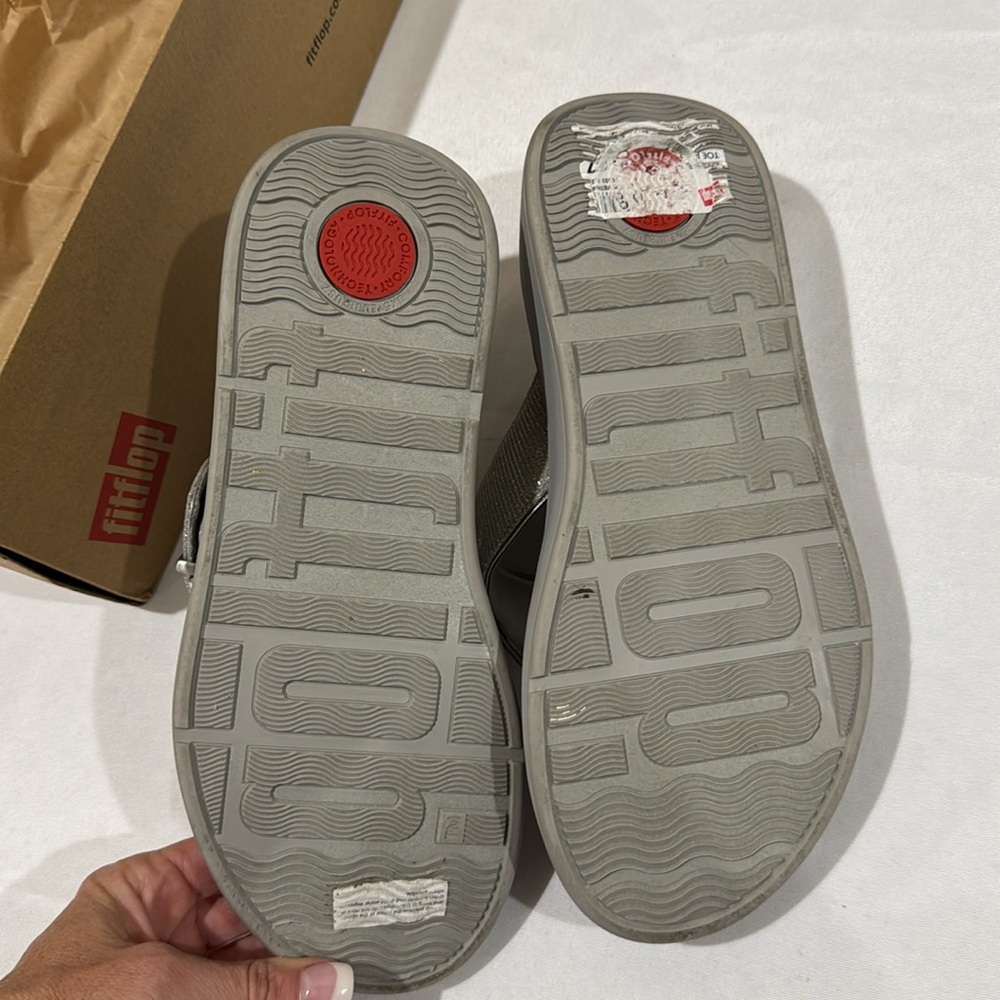 Fitflop size 7 Toe post silver - Picture 5 of 6